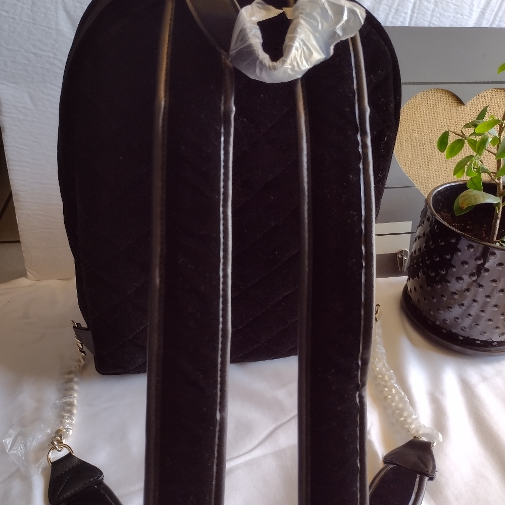 New VICTORIA SECRET VELVET LARGE BACKPACK BLACK. - Picture 3 of 3